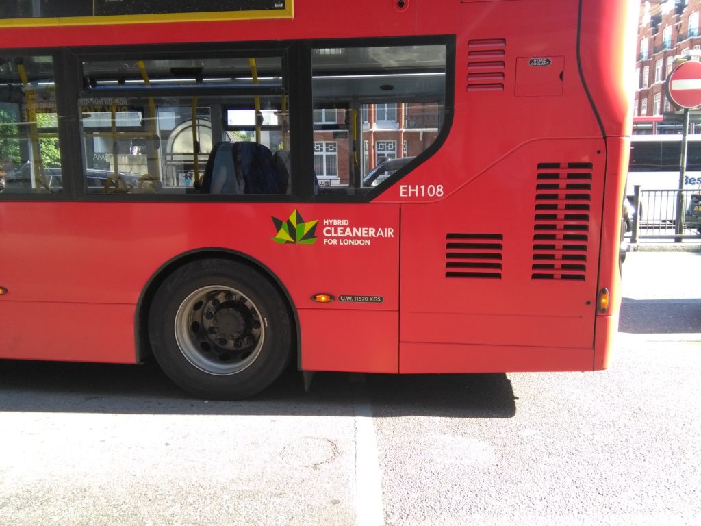 londra, bus, rossi, tfl, trasporto, emissioni, filtri, ibridi, elettrici, uk, diesel, biofuel, innovazione, inquinamento, trasporto pubblico