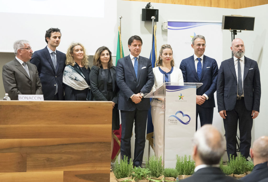 firma-protocollo-aria-pulita-costa-conte-ministero-ambiente-inquinamento-clean-air-dialogues-torino-4-giugno-2019-trasporti-mobilità-riscaldamento-biomasse-domestico-CuE