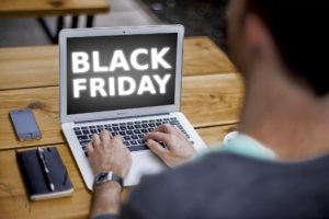 black-friday-sconti-acquisti-online-prezzi-inquinamento-rifiuti-trasporti-imballaggi-plastica-cartone-raccolta-differenziata-CuE