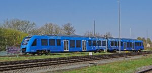 alstom-snam-treni-idrogeno-celle-combustibile-sostenibile-ossigeno-gas-coradia-germania-italia-CuE