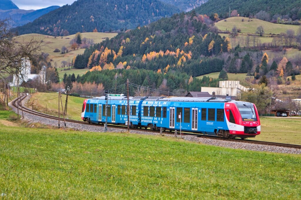 Treno, idrogeno, Alstom, coradia iLint, Bassa Sassonia, ferrovie nord milanesi, valcamonica, Brescia, Iseo, Edolo, settore trasporti, CO2, camera dei deputati, decarbonizzazione, hydrogen valley, european railway award, Energy Close-up Engineering.