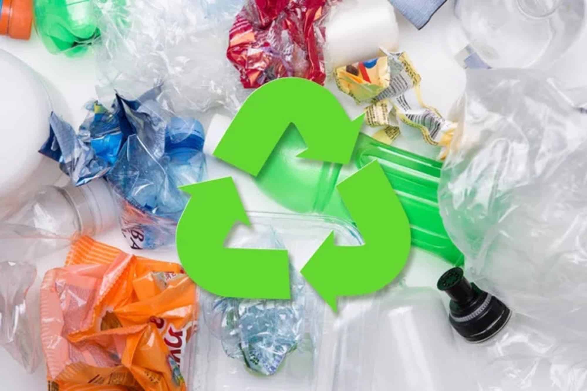 riciclaggio enzimatico, plastica, PET, riciclo, impatto ambientale, enzima, risparmio, degradazione, polimero, economia circolare, scomposizione, batterio, bottiglie, tessuti, inquinamento, Energy Close-up Engineering