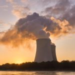 Una centrale nucleare al tramonto (Pixabay)