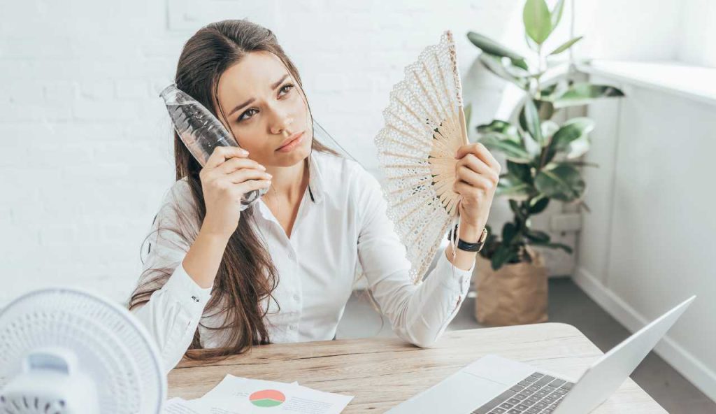 donna che si sventola per il caldo