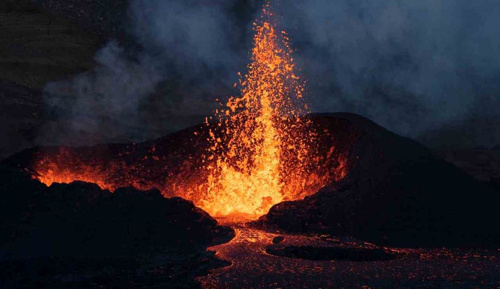 Vulcano in eruzione (Pixabay foto)