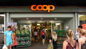 Ingresso di un supermercato COOP (Depositphotos)