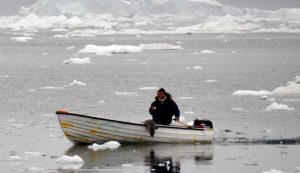 Inuit tra i ghiacci durante la pesca (Pixabay)