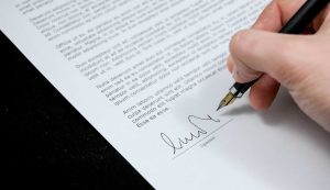 La firma di un documento (Pixabay)