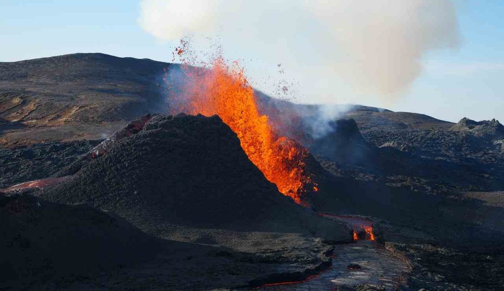 Un vulcano in eruzione (Pixabay)