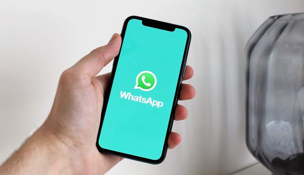 Whatsapp e un cellulare (Pixabay)