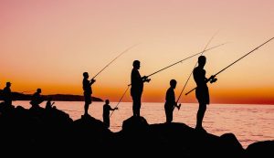 Alcuni pescatori al tramonto (Pixabay)