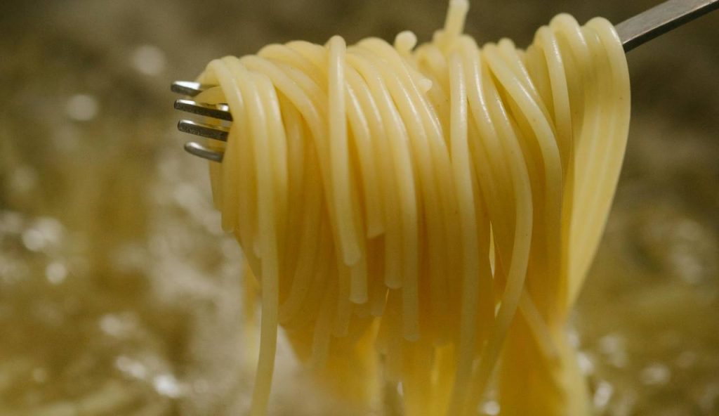 La cottura degli spaghetti (Pexels)