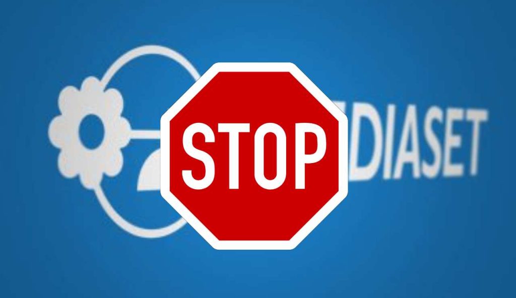 Logo mediaset e simbolo stop