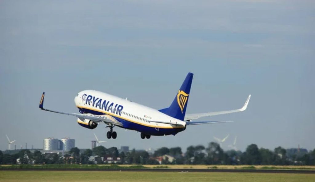 Illustrazione di un aereo Ryanair mentre decolla (Depositphotos)