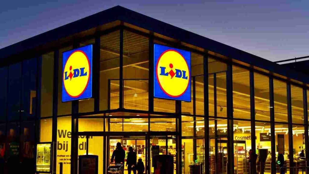 Illustrazione di un centro LIDL di sera (Depositphotos)