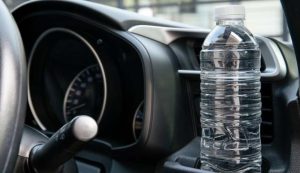 Una bottiglietta d'acqua in auto (Depositphotos)