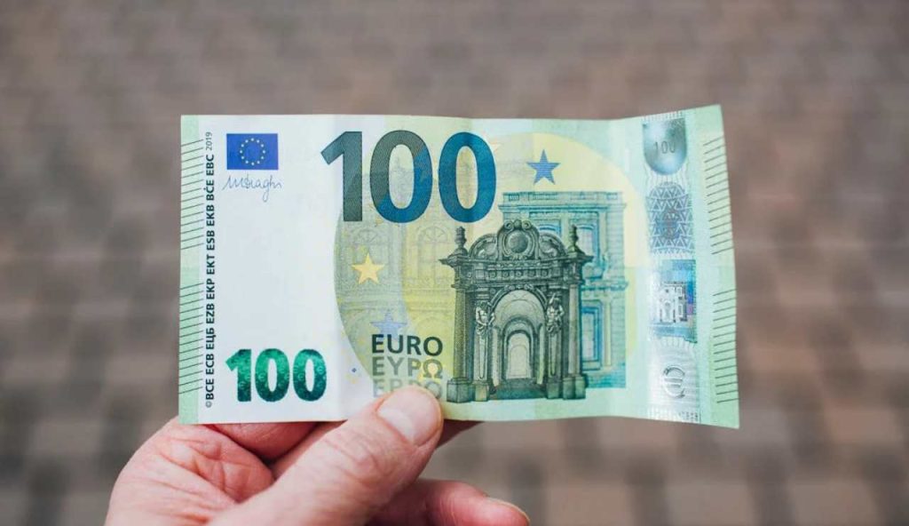 Illustrazione di una banconota da 100 euro (Pexels FOTO) - www.energycue.it